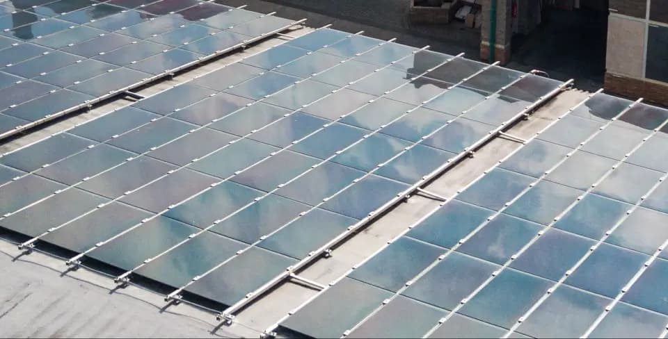 Ökologisches Unternehmen Vaspo mit Solarpaneelen auf dem Dach zur Reduzierung des ökologischen Fußabdrucks